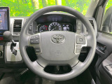 インテリアに合わせたデザインのステアリングは、運転される方のことも考え、運転しやすい形状、大きさです。是非一度、実際に触ってお確かめください。