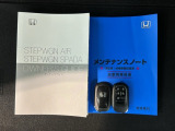 スマートキーは鍵をバッグに入れたままでもドアロックの開閉やエンジンのON・OFFができます。夜間や雨の日も鍵を探さなくて良いので便利です。