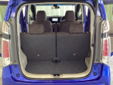 開口部も広く荷物の積み下ろしもしやすいお車となっております。シートを前方にスライドさせれば、さらに荷室を広げられます。また、床下にも収納スペースがあります。