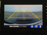 【バックカメラ】運転が苦手な方も車庫入れラクラクです!ギアをリバースに入れれば自動的に切り換わりますので、面倒な操作は不要です♪狭い駐車場もお車を傷つけず安心ですね!