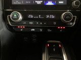 オートエアコンは左右席で独立温度コントロールが可能です。シートヒーター付きで、冷えた車内でもスイッチを押せば数秒で座面と背もたれがあたたかくなります。