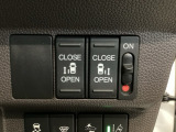 【両側パワースライドドア】両側がパワースライドドアになっており、運転席のスイッチやスマートキーでも開閉が可能です!開口部も広いので乗り降りも楽々♪