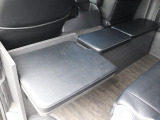 いざという時は、1.5列目のシートを起こして使用することで10人乗車も対応可能!