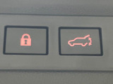 【パワーバックドア】スマートキーや運転席のボタンを押すだけでリアゲートが自動で開閉します!荷物を持っている時や、高い位置にあるバックドアを閉める際に便利な機能です♪