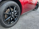 車のデザインにマッチした、純正アルミホイール!