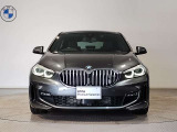 【BMWの伝統-1】BMWの特徴的な&ldquo;キドニーグリル&rdquo;は、80年以上続く伝統の形でございます。変わらないこだわりのデザインが、プレミアムブランド&ldquo;BMW&rdquo;を創り出します。