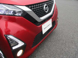 『LEDヘッドライト』通常のハロゲンライトに対して発光部分の発熱を抑えることで省電力につながる技術です。デザイン性も自由度が高いため、今後クルマのヘッドライトはLEDが主流になります☆