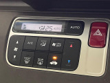 【オートエアコン】一度お好みの温度に設定すれば、車内の温度を検知し風量や温度を自動で調整。暑い&hellip;寒い&hellip;と何度もスイッチ操作をする必要はありません。快適な車内空間には必須の機能ですね♪