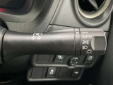 【オートライト】車のセンサーが周囲の明るさを感知し、自動でヘッドライトを点灯・消灯する機能です。この機能は夕暮れ時の交通事故が多い時間帯の安全性を高めてくれます