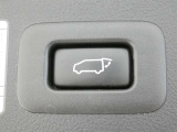 ワンタッチでバックドアが開閉。重たいバックドアも力いらずで開閉できる便利なパワーバックドア付きです!