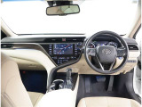 デザインもよく、居心地のよい運転席ですね。分かりやすいスイッチ類ですから操作もしやすく運転をサポートします。ぜひご来店いただき、実際にお座りいただいてステアリングを握ってみてください!