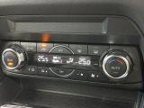 【左右独立型フルオートエアコン】運転席と助手席でそれぞれお好みの温度に設定可能。同乗者にも配慮した、快適な空調をお届け致します。