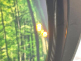 【後方車輛検知】走行中、ドアミラーの死角になりやすい箇所に後続車が接近するとサイドミラー付近に警告を表示、ドライバーに注意喚起をしてくれます。