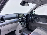 ダイハツのお店では、ダイハツ車を知り尽くしたプロフェッショナルが、専用の診断機器を使って各システムを点検しております。