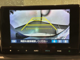 リバースギアに入れるだけで後方の表示へ切り替わります。夜間や雨の日の駐車も楽になりますよ。