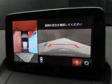 上空から俯瞰した映像で周囲の状況を確認出来る360&deg;ビューモニターです。これなら狭い駐車場でも安心ですね。また、隠れたお子様やいつの間にか置かれたカートも確認出来ますね。