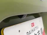 このお車はバックカメラが付いています。ナビをつければ連動できます。バックの操作が楽になります。
