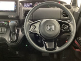 【ハンドル】運転にかかわる様々な操作を安全に行えるように視点移動が少なく操作性に配慮されたスイッチ類が凝縮されたコックピットです。