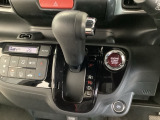 CVT車のセレクトレバーです。低速から高速まで、変速ショックのないスムーズな走りを実現するとともに、エンジン効率のよい領域を維持することで燃費にも貢献します。
