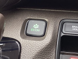 ECONモードの機能として、「燃費が良くなるアクセル制御」があります。アクセルペダルを余分に踏み込んでしまった場合でも、自動的に燃料の噴射量を抑え、エンジンの効率が良い領域で働かせるようにします。