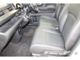 フロントシートはベンチシートです。運転席と助手席の移動が簡単です。