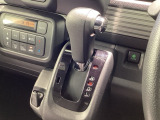 インパネシフトを採用しているので、前席の足元も広々としています。運転席と助手席の行き来もスムーズです!