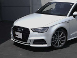 ●一目でAudiとわかる特徴的なシングルフレームグリル・LEDランプ。精悍なフロントマスクからAudiのスマートで上品なブランドを連想させてくれます。女性にも大変ご好評頂いております。