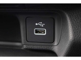 運転席からも助手席からも使いやすい位置に、電源ソケットやUSBジャック、ナビへ映し出すためのHDMI端子を設けています。