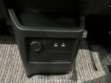 USB電源ソケットが前席中央にあり、便利に使えます☆