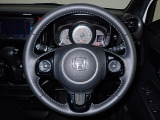 ハンドル左側にはオーディオ操作が出来るオーディオリモートコントロールスイッチ、右側にはHonda SENSINGとオートクルーズコントロールのスイッチを装備!