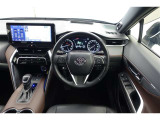スポーティームード溢れる運転席周りですね。 クイックなドライビングに対応できるよな運転席回りになっています。 ドライブがますます楽しくなりますね!