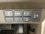 ハンドルの右側にはヘッドライトレベライザーとHondaセンシング用のメインスイッチがついています。ヘッドライトレベライザーは道路状況や積荷の加重に応じてライトの高さを調節できます。