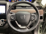 ハンドルにHondaセンシング系のクルーズコントロールやレーンキープアシストなどのスイッチと、オーディオの操作スイッチが装備されています。ハンドルから手を離さず安全に操作できます。