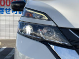 【LEDヘッドライト】悪天候や夜間走行時も良好な視界を確保し安心して運転できる高輝度LEDヘッドライトを装備!点灯速度が早く、消費電力も抑えられています。