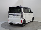 プライバシーガラスが装備されています。外を見るときには気にならずに、後方車両からは車内が見えにくい設計です、周りを気にせず、快適に運転できますよ。