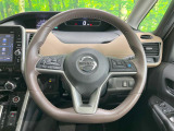 インテリアに合わせたデザインのステアリングは、運転される方のことも考え、運転しやすい形状、大きさです。是非一度、実際に触ってお確かめください。
