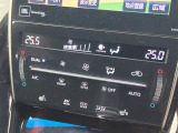 【オートエアコン】一度お好みの温度に設定すれば、車内の温度を検知し風量や温度を自動で調整。暑い&hellip;寒い&hellip;と何度もスイッチ操作をする必要はありません。快適な車内空間には必須の機能ですね♪