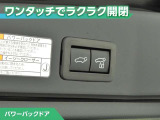 パワーバックドア付です!ボタン一つで開閉が出来てとても便利ですね。しっかりと最後まで閉まりますので、半ドアの恐れも無くなります!