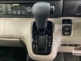 CVT車のセレクトレバーです。低速から高速まで、変速ショックのないスムーズな走りと、エンジン効率のよい領域を維持して燃費にも貢献します。サイドブレーキはスイッチ操作の電子制御パーキングブレーキです。