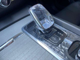 美しいオレフォス社製クリスタル・シフトノブ。また、車速やナビの進行方向をフロントウインドに投影するヘッドアップディスプレイで道路に視線をむけたまま情報を確認することができます。