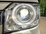 【LEDヘッドライト】悪天候や夜間走行時も良好な視界を確保し安心して運転できる高輝度LEDヘッドライトを装備!点灯速度が早く、消費電力も抑えられています。