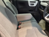 アームレストは、運転中の腕をしっかりと支えることで、疲労を大きく軽減してくれます。