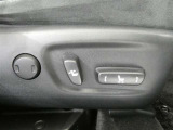 運転席電動シートは、シートポジションを細かく調整できるので長時間の運転もリラックスできますね。