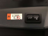 【パワーバックドア】スイッチひとつでバックドアを自動開閉。操作はスマートキー、運転席側インパネスイッチ部、バックドア下端部の各スイッチで行えます。