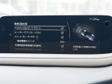 こちらのお車には先進安全装備が多数搭載されています。衝突被害を回避あるいは軽減するためのブレーキや、後方死角からの接近警報、車線逸脱を防止する警報装置など、詳しくはスタッフまでお尋ねください。
