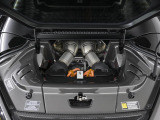 3.0L V6ツインターボエンジンに加え、モーターを搭載したプラグインハイブリッドモデルでございます。