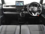 ◆視界広々で非常に運転しやすくロングドライブでも疲れを感じさせないすっきりとまとまったインパネ周りです。