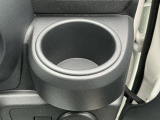 【カップホルダー】お飲み物が手に取りやすい位置に。長時間のドライブには必需品です☆