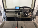 【前方視界】開放的な前方視界!運転がしやすく疲れにくいです♪窓が大きく、見通しがとっても良いおクルマですよ♪