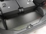 荷室には上下2段調節式デッキボードが付いています。荷室を上下2段に仕切ったり、リヤシートを倒すとフラットな荷室を作ることが出来ます。